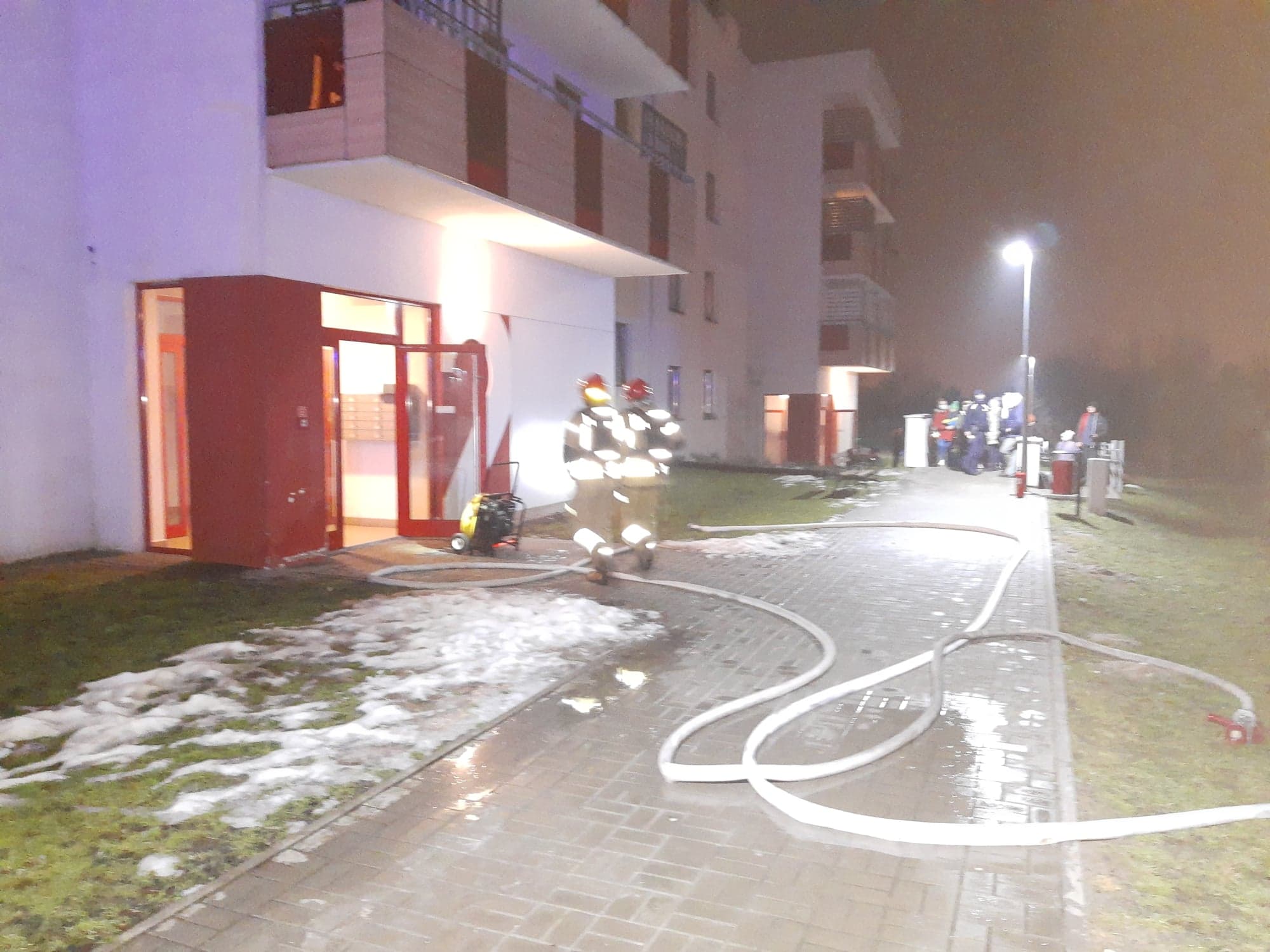 Strażacy gaszą pożar w bloku