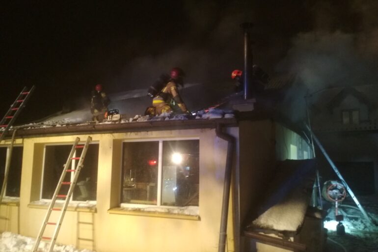 Strażacy na dachu budynku