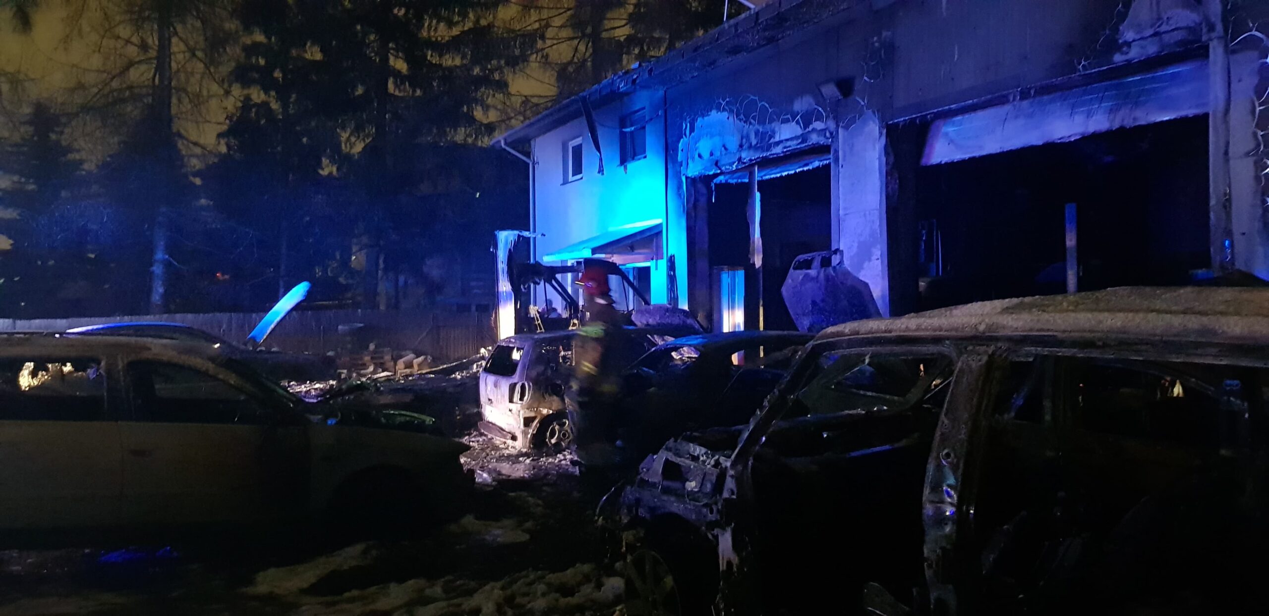 Spalone samochody osobowe w warsztacie samochodowym w Kalinówce