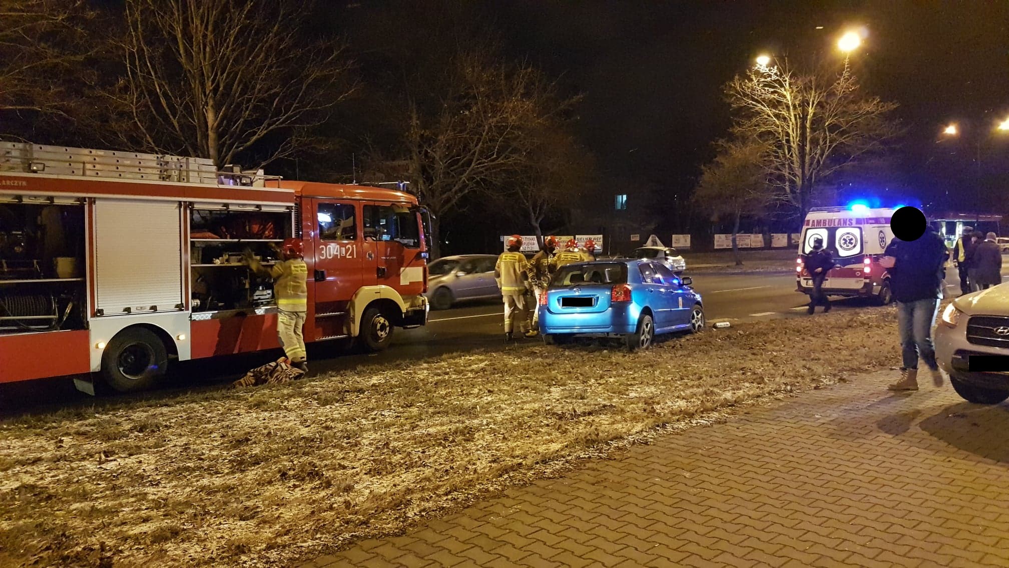 Straż pożarna oraz ambulans na miejscu wypadku