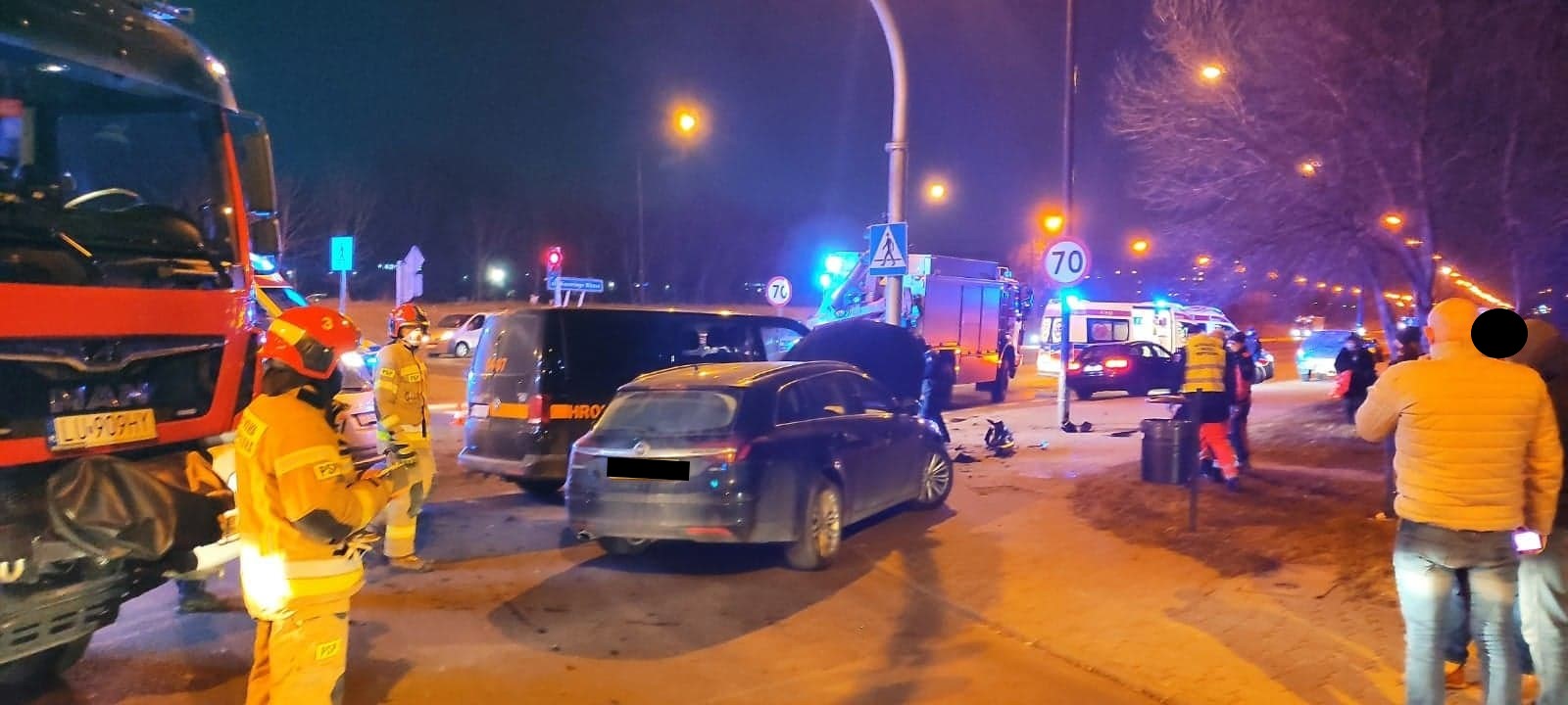 Zastęp straży oraz ambulans na miejscu wypadku