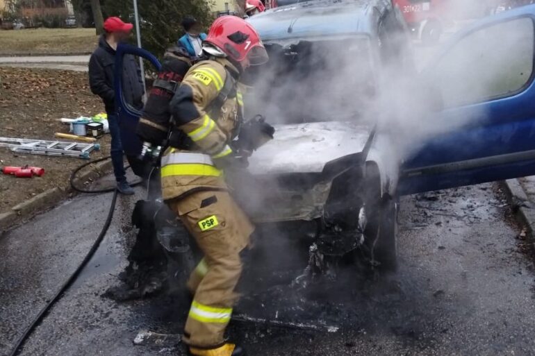 Strażacy gaszą wrak samochodu osobowego marki Citroen