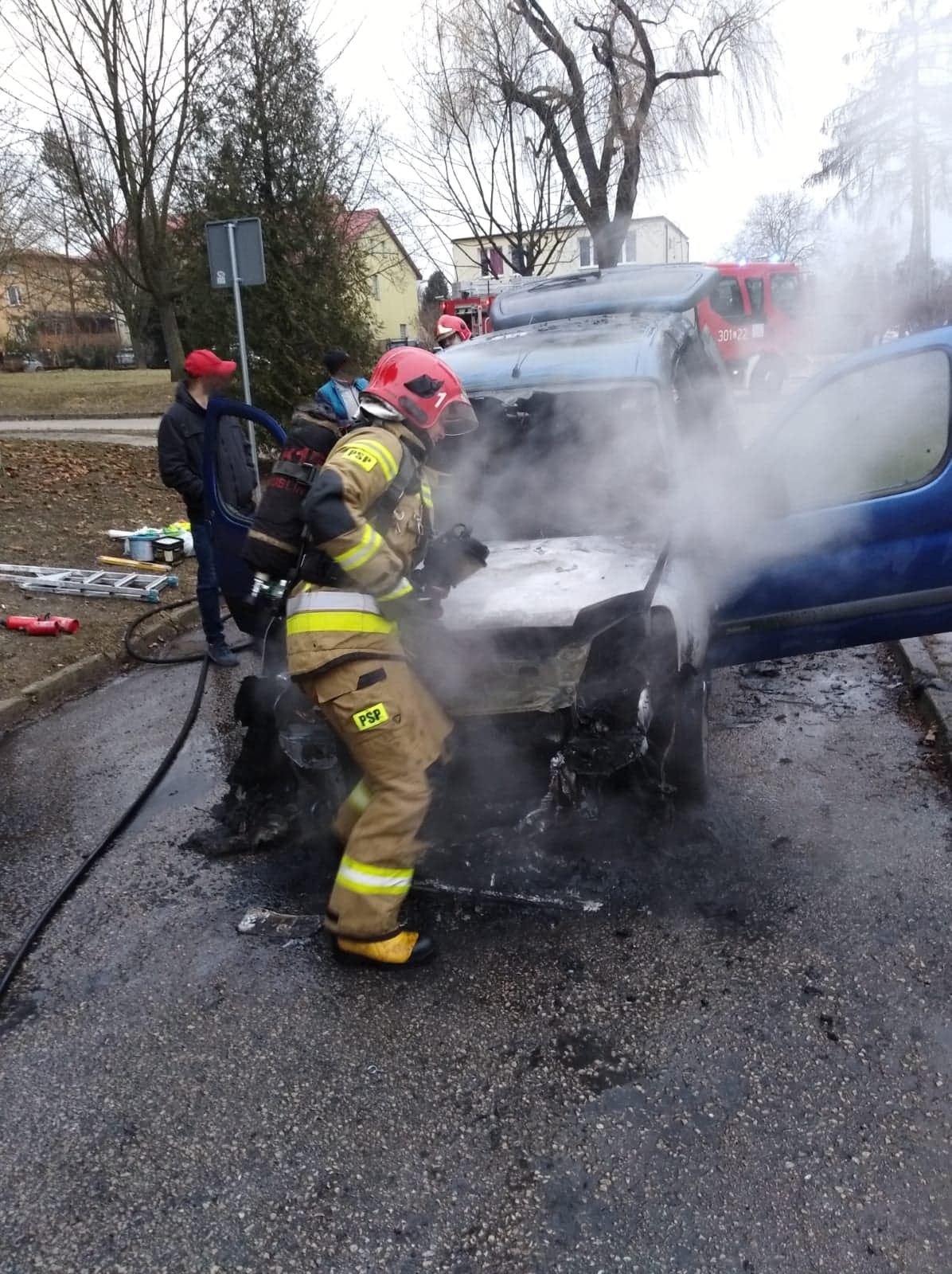 Strażacy gaszą wrak samochodu osobowego marki Citroen
