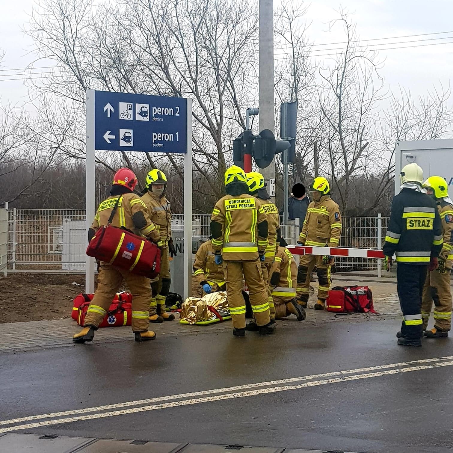 Strażacy udzielają pierwszej pomocy poszkodowanemu