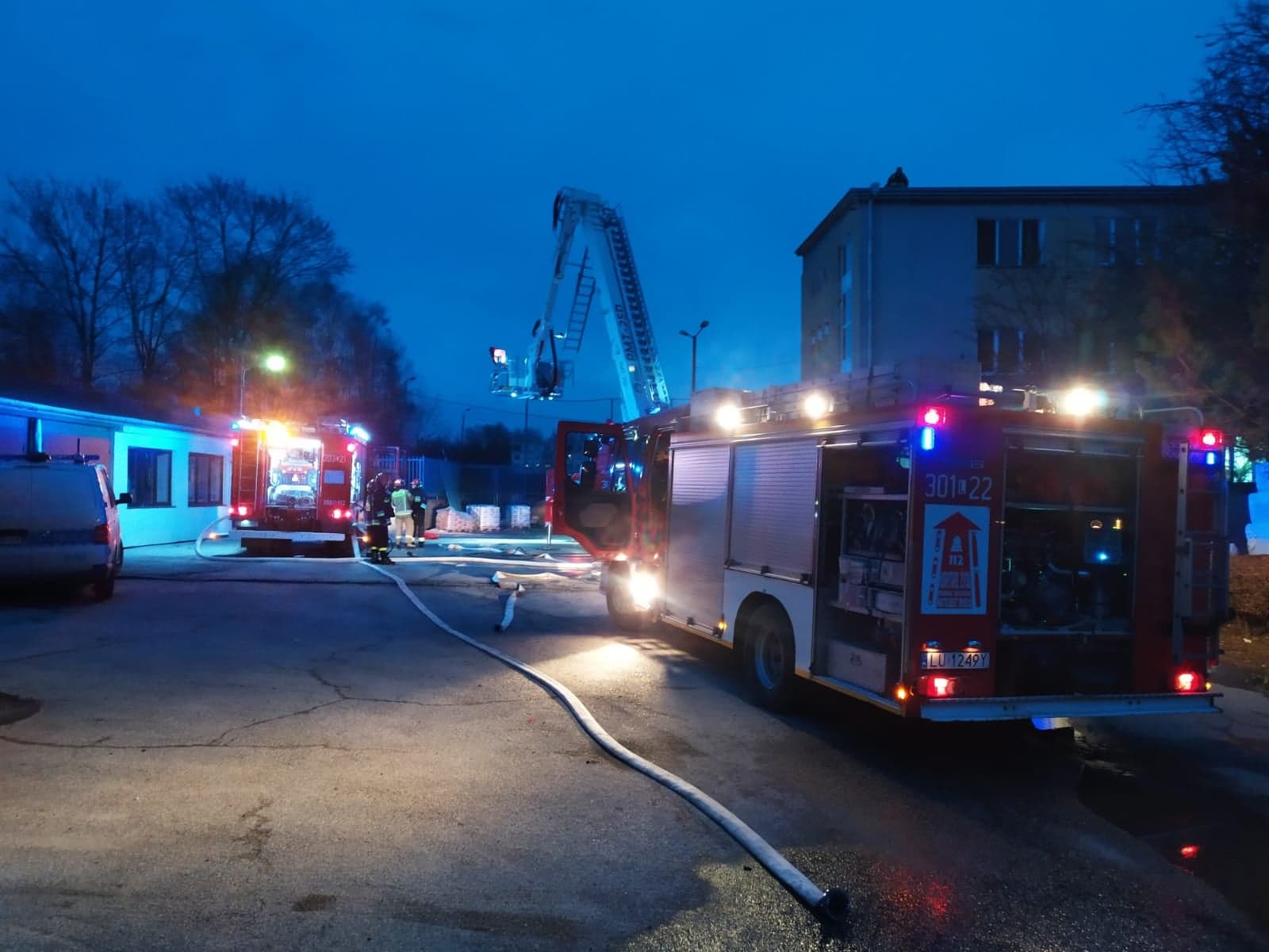 Zastępy straży pożarnej na miejscu pożaru przy ul. Słowiczej
