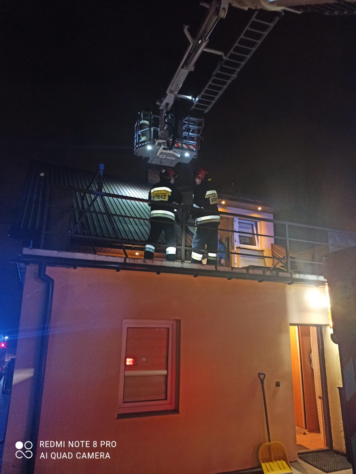 Strażacy na dachu