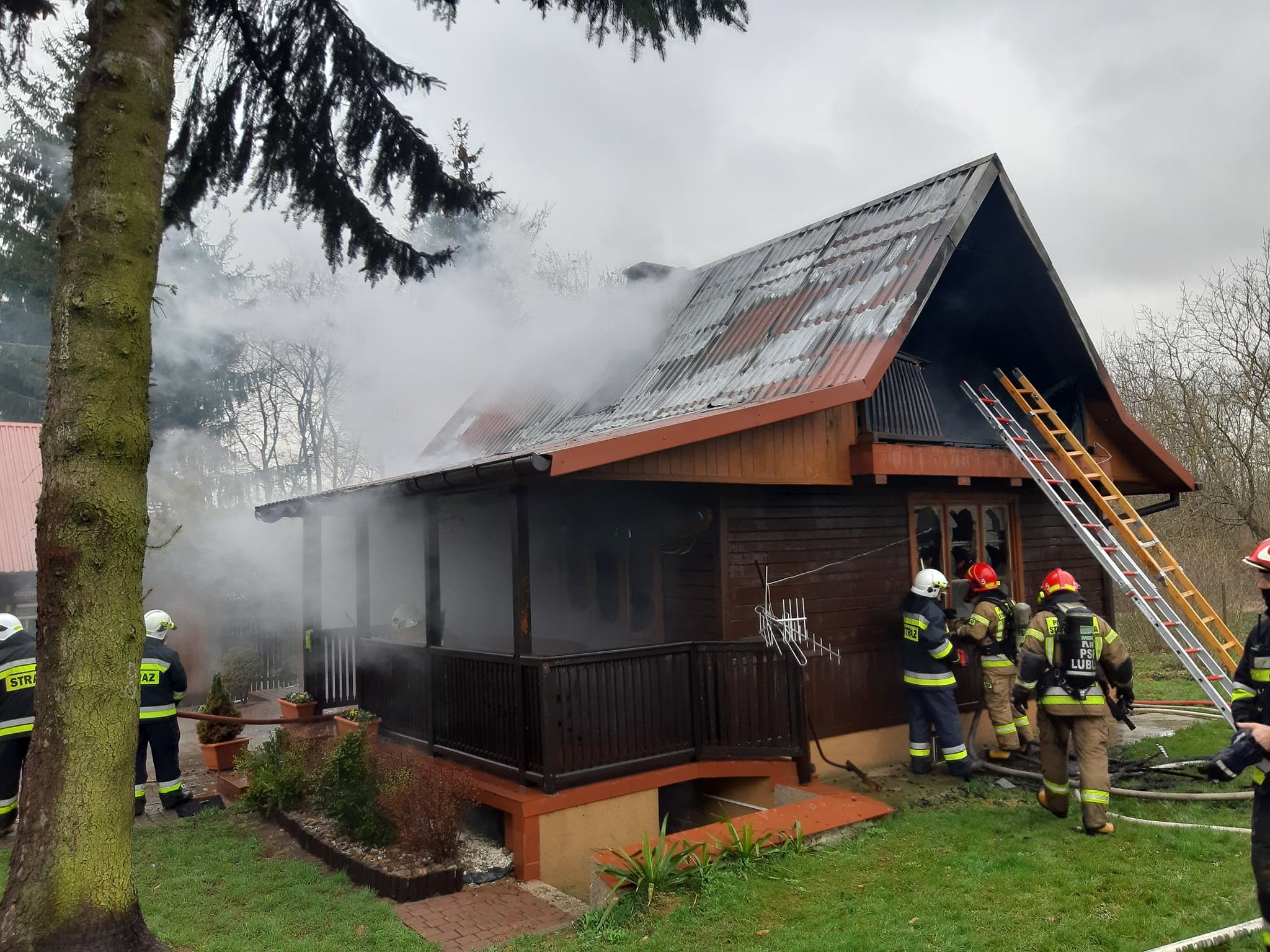 Strażacy podczas gaszenia pożaru domu