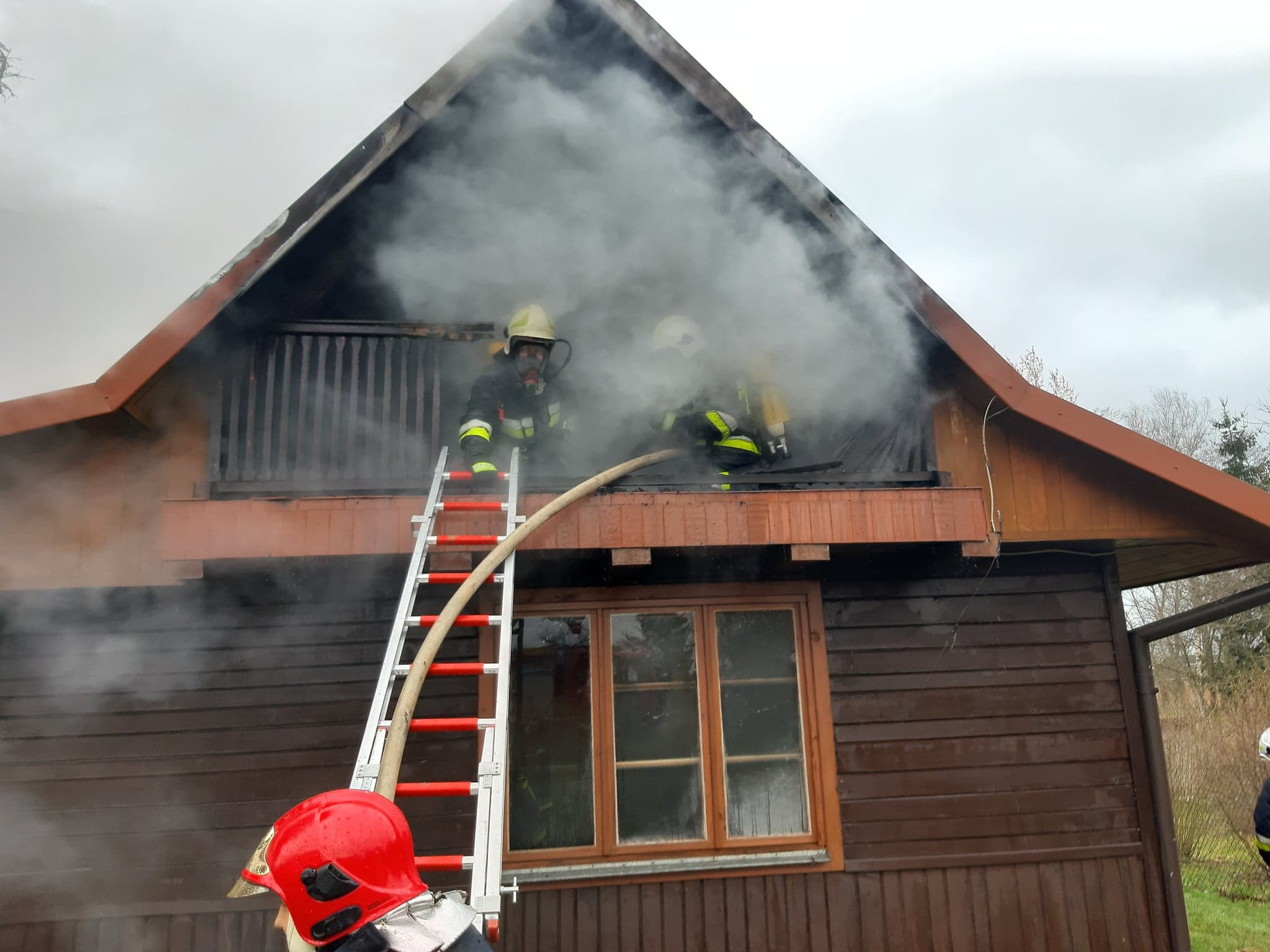 Strażacy na balkonie dogaszają pożar