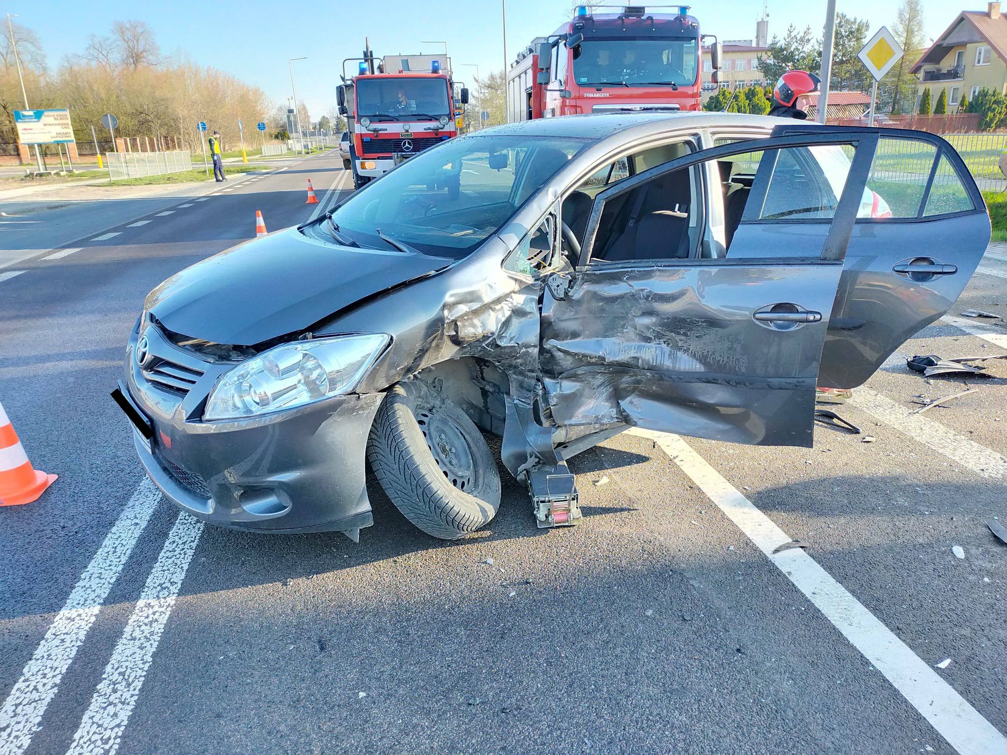 Rozbity samochód osobowy marki Toyota Auris
