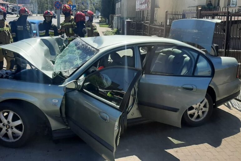 Strażacy zabezpieczający samochód, który uległ wypadkowi