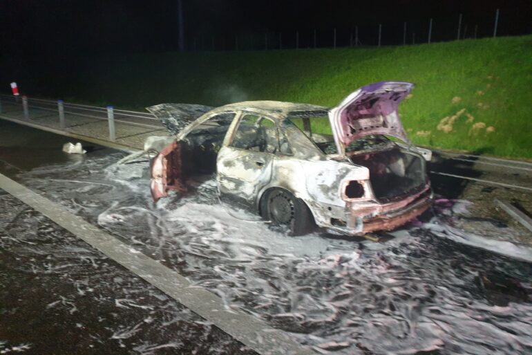 Wrak samochodu osobowego , który uległ pożarowi