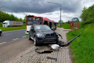 Samochód osobowy BMW oraz Autobus MPK