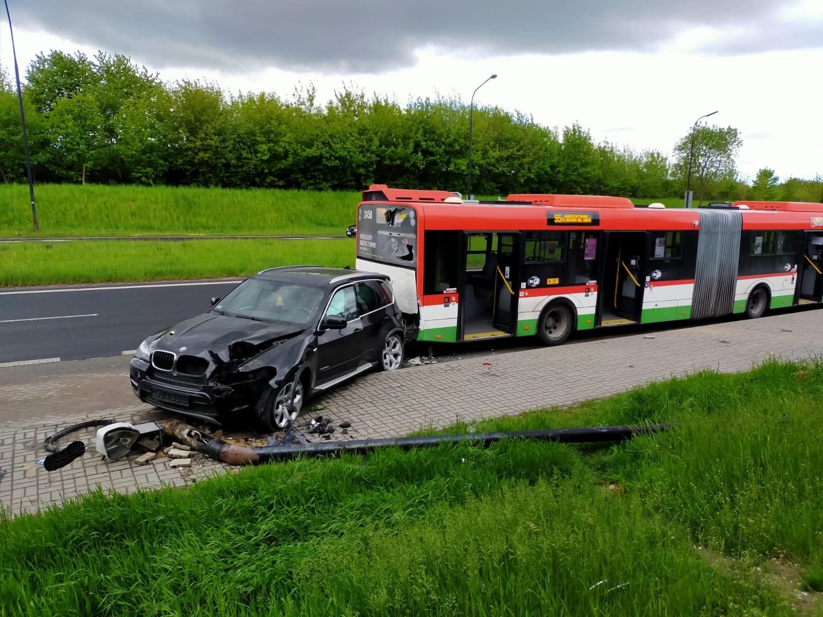 Samochód osobowy BMW oraz Autobus MPK