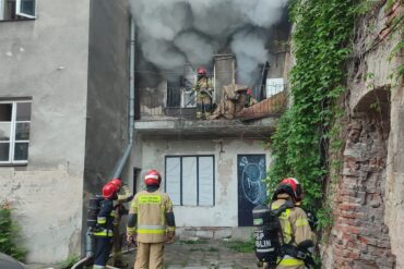 Strażacy podczas gaszenia pożaru mieszkania