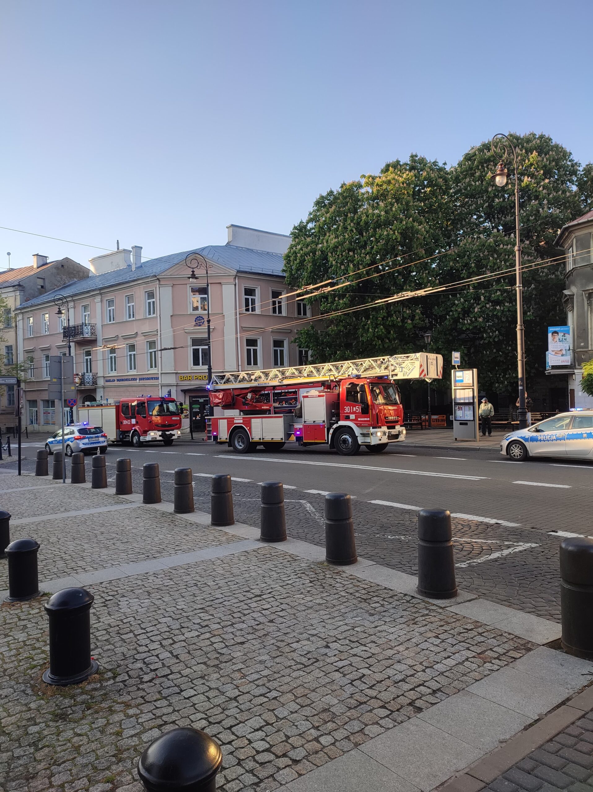 Samochody strażackie biorące udział w gaszeniu pożaru mieszkania