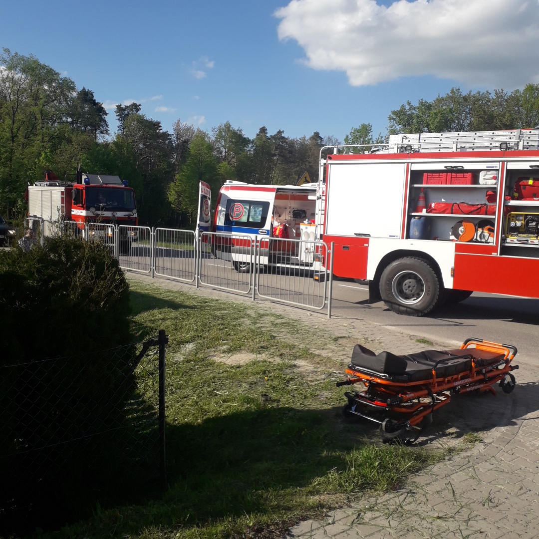 Samochody strażackie oraz karetka na miejscu wypadku