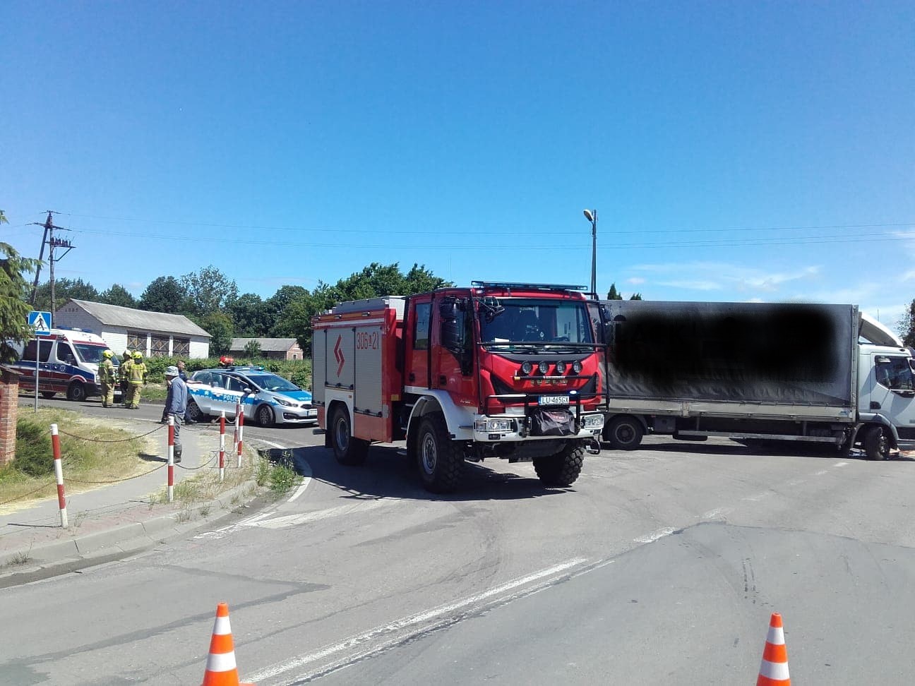 Samochód strażacki biorący udział w akcji ratunkowej w Starej Wsi Drugiej