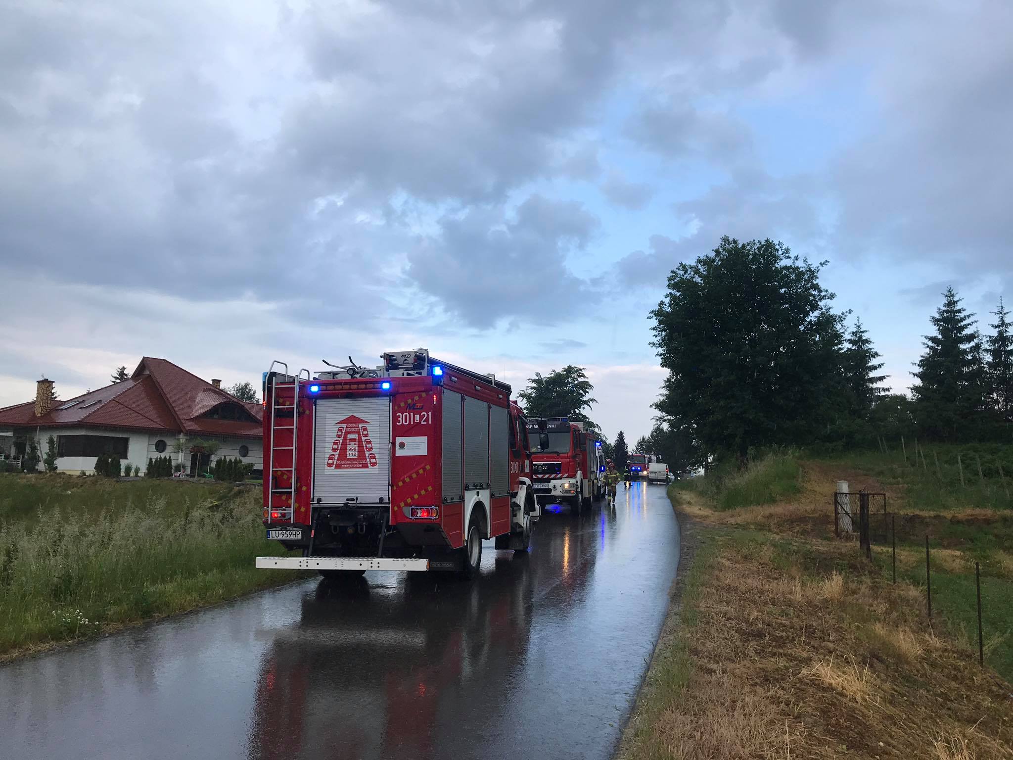 Samochody strażackie podczas akcji ratunkowej w miejscowości Miłocin