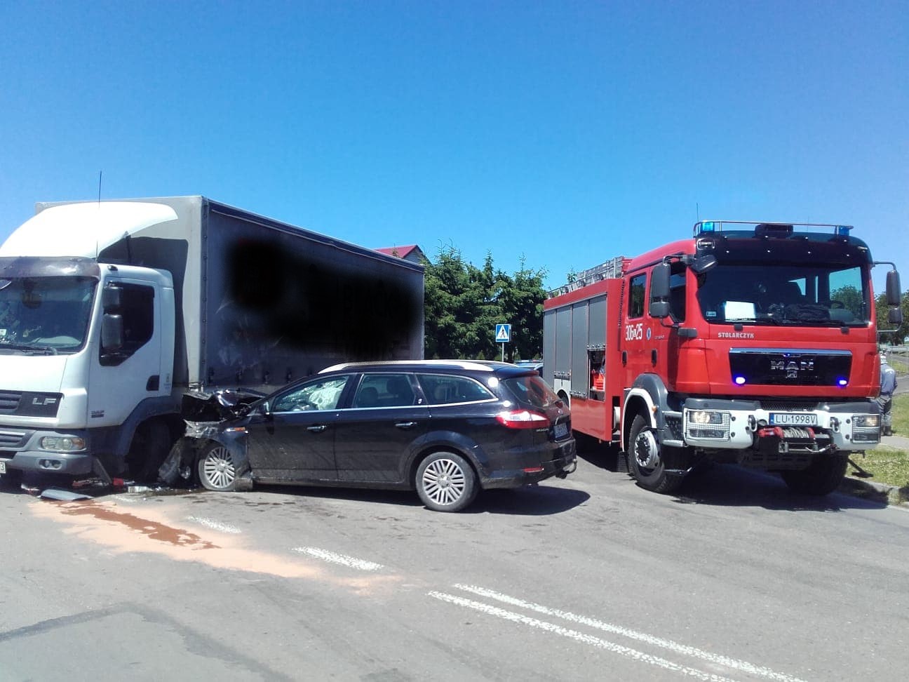 Ciężarówka oraz samochód osobowy biorący udział w wypadku