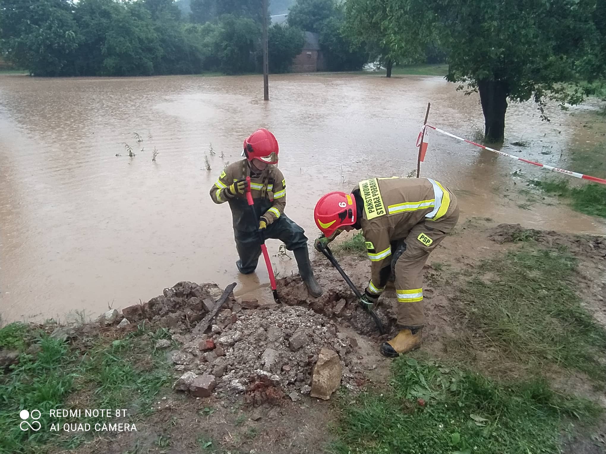 Strażacy podczas działań ratowniczych po intensywnych opadach deszczu