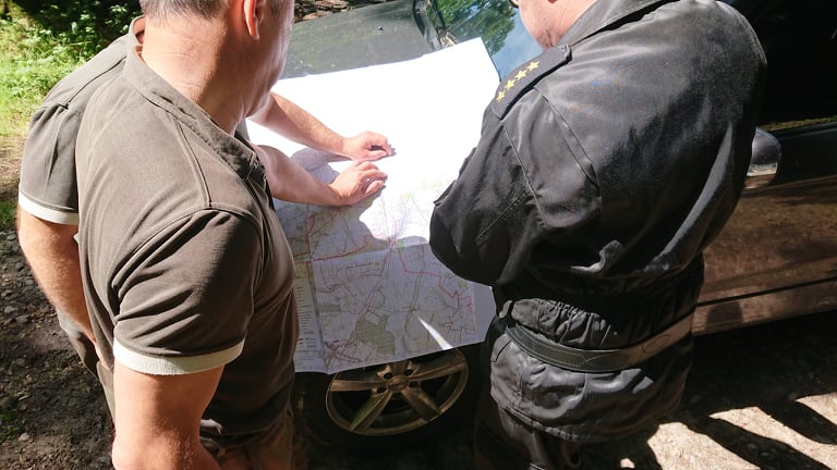 Strażacy podczas czytania mapy