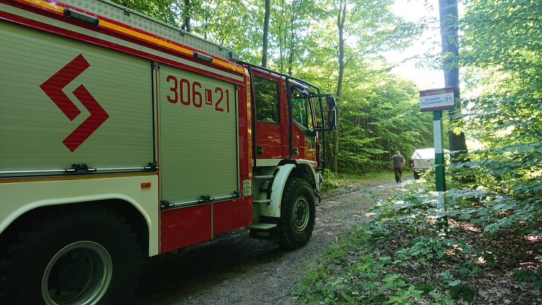 Samochód strażacki podczas kontroli terenów leśnych