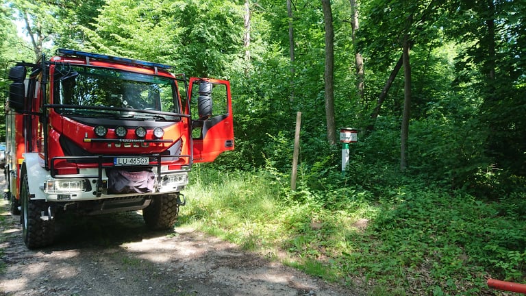 Samochód strażacki podczas kontroli terenów leśnych