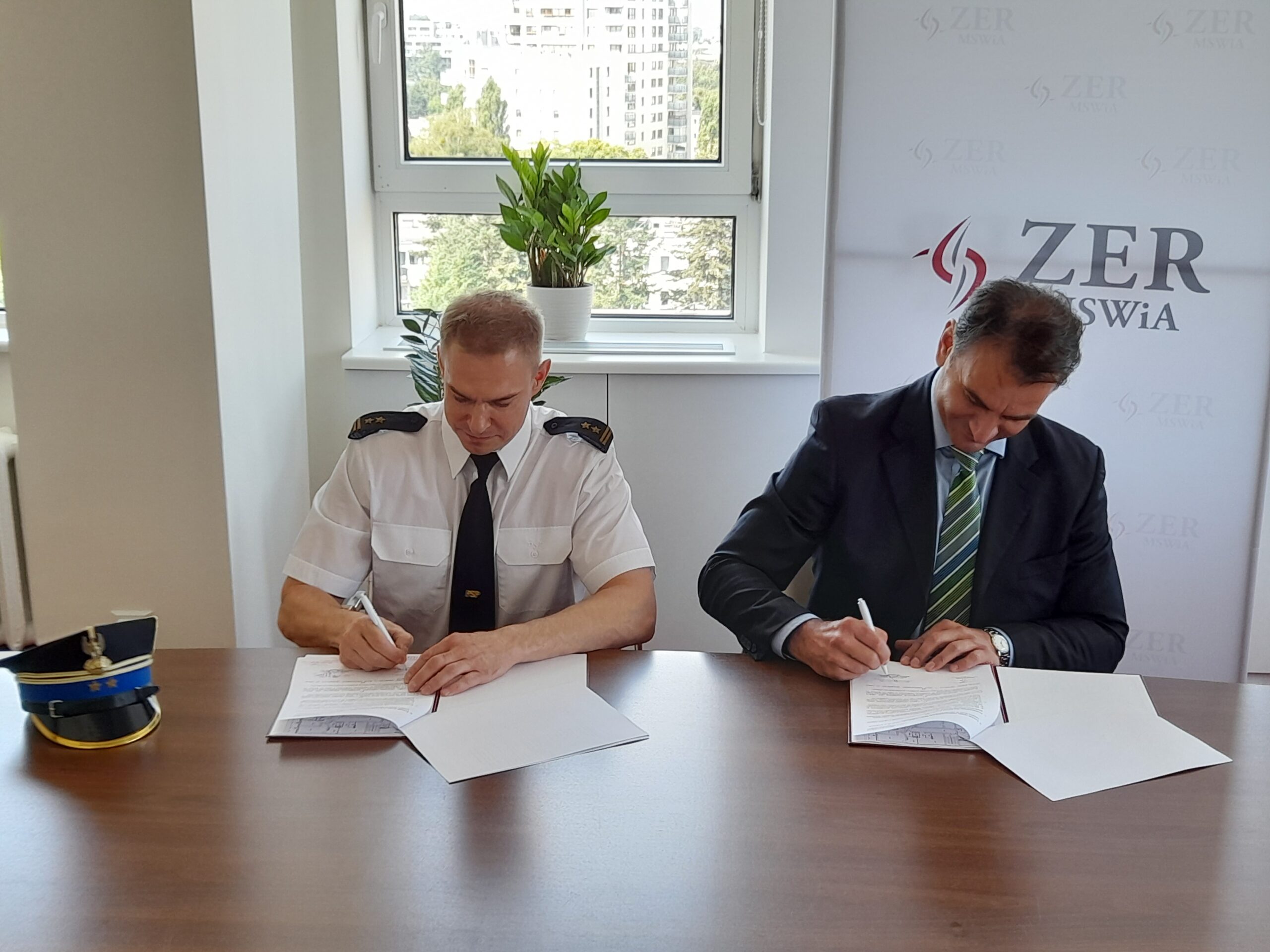 Komendant Miejski PSP w Lublinie oraz Zastępca Dyrektora ZER MSWiA podczas podpisywania porozumienia