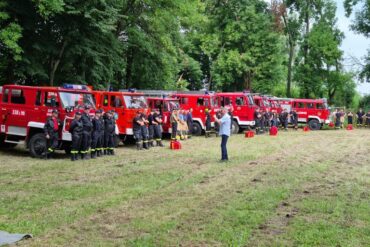 Ćwiczenia OSP na terenie gminy Wojciechów - samochody ratowniczo-gaśnicze