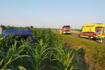 Wrak pojazdu oraz służby ratownicze biorące udział w akcji