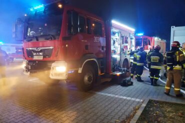 Pojazd pożarniczy i strażacy podczas akcji