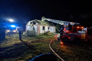 Drabina pożarnicza oraz spalony dom
