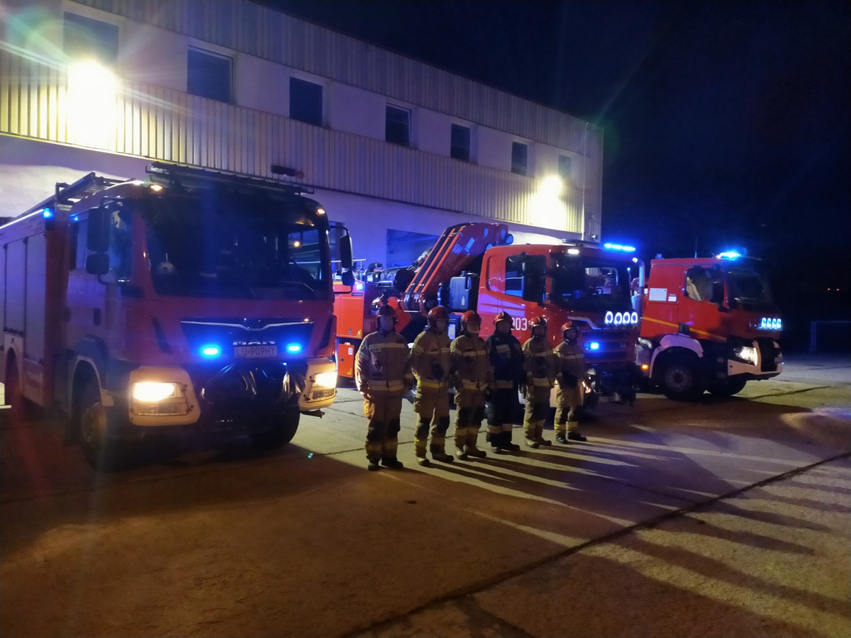 Strażacy i pojazdy pożarnicze