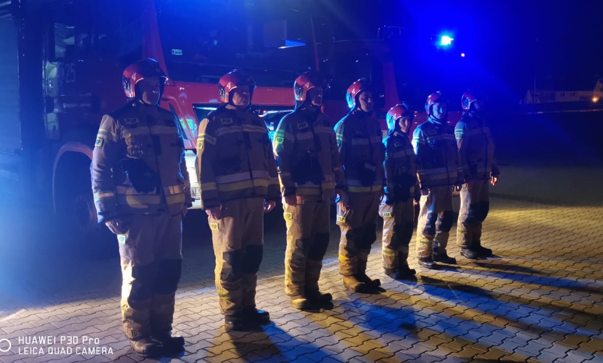 Strażacy i pojazdy pożarnicze