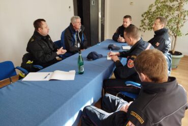 Delegacja funkcjonariuszy podczas rozmowy z Zastępcą Komendanta Miejskiego Państwowej Straży Pożarnej