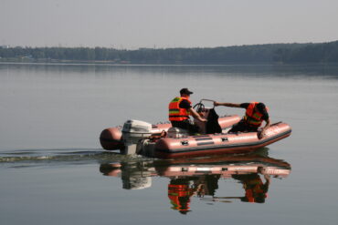 Strażacy w łodzi na Zalewie Zemborzyckim.