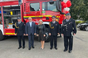 Od lewej: Komendant Miejski Państwowej Straży w Lublinie Pan st. bryg. Marek Fiutka, Burmistrz Bełżyc Pan Ireneusz Łucka, Sekretarz Gminy Bełżyce Pani Joanna Kaznowska, Zastępca Lubelskiego Komendanta Wojewódzkiego Państwowej Straży Pożarnej w Lublinie Pan st. bryg. Mirosław Bury oraz przedstawiciel OSP podczas uroczystości