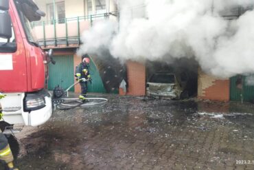 Funkcjonariusz podczas gaszenia pożaru budynku przy ul. Relaksowej