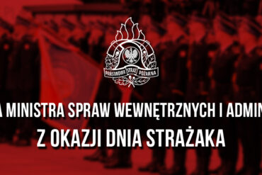 Grafika w czerwonej tonacji z napisem: „Życzenia Ministra Spraw Wewnętrznych i Administracji z okazji Dnia Strażaka” oraz logo PSP na tle uroczystości z udziałem strażaków.