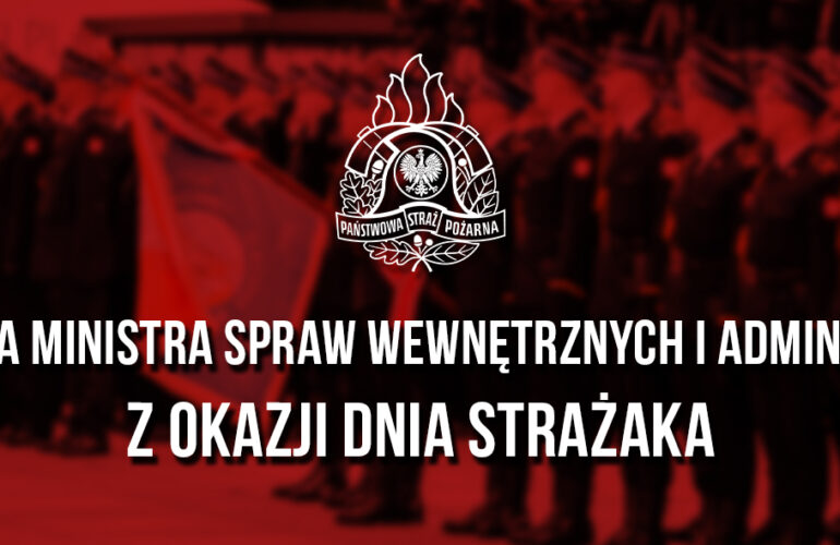 Grafika w czerwonej tonacji z napisem: „Życzenia Ministra Spraw Wewnętrznych i Administracji z okazji Dnia Strażaka” oraz logo PSP na tle uroczystości z udziałem strażaków.